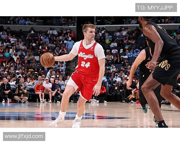 被逼急了这是😂!NCAA球员尝试用鞋抢断👟 被逼急了这是😂!NCAA球员尝试用鞋抢断👟