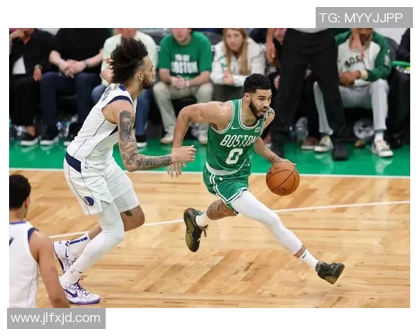 莱夫利飞跃扣篮未果,戏剧性失手引惋惜 莱夫利飞跃扣篮未果,戏剧性失手引惋惜